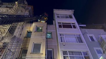 Beyoğlu'nda Eğlence Mekanının &Ccedil;atısında Yangın
