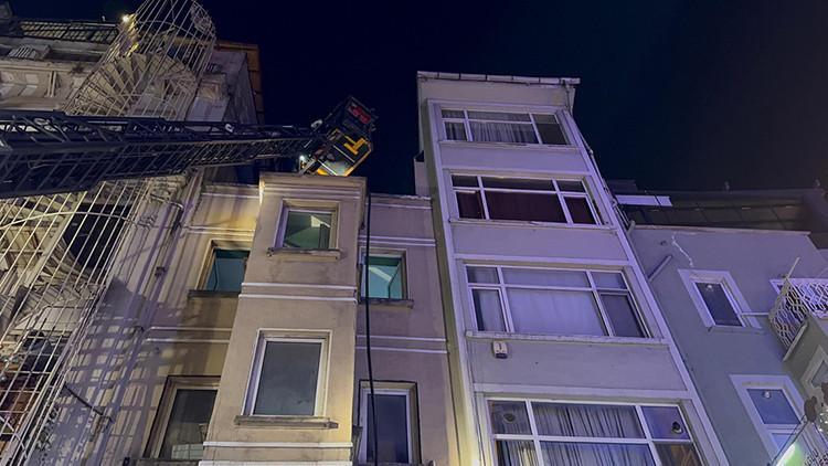 Beyoğlu'nda Eğlence Mekanının Çatısında Yangın