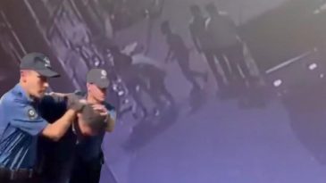 Beyoğlu'nda korkun&ccedil; olay! Seyyar satıcının yer kavgasında hayatını kaybetti