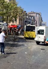 Beyoğlu'nda minib&uuml;s İETT otob&uuml;s&uuml;ne &ccedil;arptı: 2'si ağır 5 kişi yaralandı