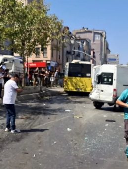 Beyoğlu'nda minibüs İETT otobüsüne çarptı: 2'si ağır 5 kişi yaralandı