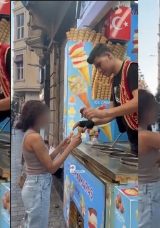 Beyoğlu'nda Tartışmalara Neden Olan Olay: K&uuml;lah Oyunu ile Kadın Turist Taciz Edildi&hellip; D&uuml;kkan Kapandı