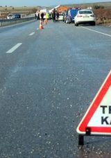 Bilecik'te Kaza! Hafif Ticari Ara&ccedil; Bariyere &Ccedil;arptı: Yaralılar Var