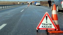 Bilecik'te Kaza! Hafif Ticari Araç Bariyere Çarptı: Yaralılar Var