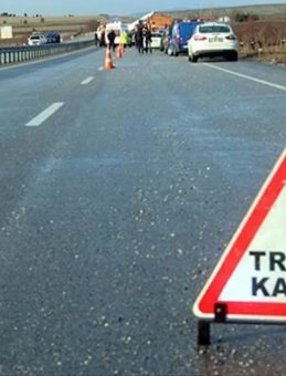 Bilecik'te Kaza! Hafif Ticari Araç Bariyere Çarptı: Yaralılar Var