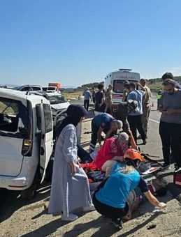 Bingöl'de İki Araç Çarpıştı: Yaralılar Bulunuyor