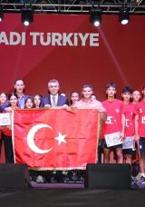 Binler meydana indi, "O gece millet yazdı, tarih kaydetti; 'Zaferin adı T&uuml;rkiye oldu'