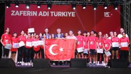 Binler meydana indi, "O gece millet yazdı, tarih kaydetti; 'Zaferin adı Türkiye oldu'