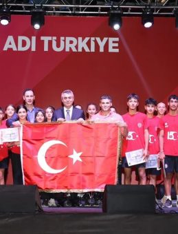 Binler meydana indi, "O gece millet yazdı, tarih kaydetti; 'Zaferin adı Türkiye oldu'