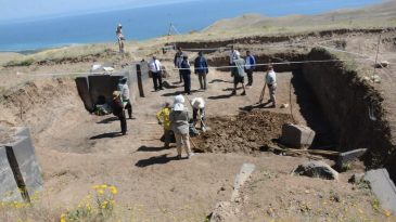 Bitlis'teki Kazı &Ccedil;alışmalarından İlgin&ccedil; Keşif: 'Fil Ayakları' G&uuml;n Y&uuml;z&uuml;ne &Ccedil;ıktı