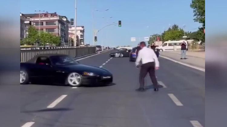 Bitmiyorlar! Bu sefer görüntüler Arnavutköy'den: Kırmızı ışıkta maganda şovu