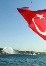 Boğaz'dan 15 Temmuz ge&ccedil;işi coşkuyla ger&ccedil;ekleştirildi! 253 şehidin anısına 253 tekne ve bot boğazı selamladı