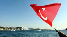 Boğaz'dan 15 Temmuz geçişi coşkuyla gerçekleştirildi! 253 şehidin anısına 253 tekne ve bot boğazı selamladı
