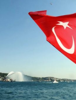 Boğaz'dan 15 Temmuz geçişi coşkuyla gerçekleştirildi! 253 şehidin anısına 253 tekne ve bot boğazı selamladı