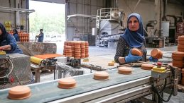 Bu Fabrikada Mucizeler Topraktan Doğuyor: 220 Kadın, 94 Ülke, 250 Ürün!