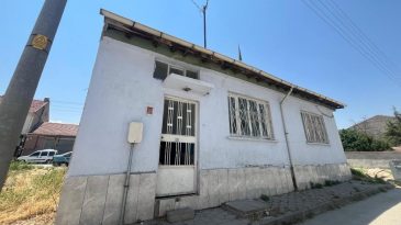 Bu ne c&uuml;ret! Sahipleri vefat edince, levye ile eve girip yerleştiler