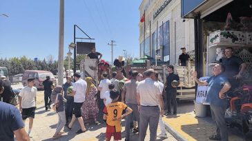 Bursa'da Bir Mağaza &Uuml;cretsiz &Uuml;r&uuml;n Dağıttı, Vatandaşlar Akın Etti