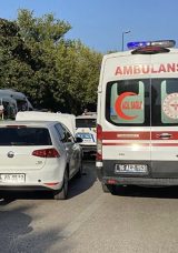 Bursa'da Kontrolden &Ccedil;ıkan Otomobil, Polis Ara&ccedil;ına &Ccedil;arptı: 2 Yaralı