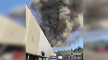 Bursa'da Otomotiv Fabrikasında Yangın: Ekipler M&uuml;dahale Ediyor