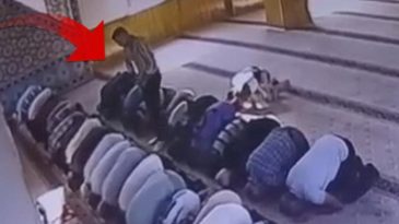 Camideki Cinayetin G&ouml;r&uuml;nt&uuml;leri Ortaya &Ccedil;ıktı! Secde Ederken Arkasından Gelip Defalarca Bı&ccedil;akladı