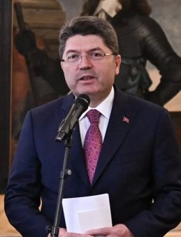Çalınarak yurtdışına çıkarılmıştı! Tarihi çini Bakan Tunç’a teslim edildi