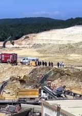 &Ccedil;atalca'da Kum Ocağında G&ouml;&ccedil;&uuml;k: İş Makinesi ve Operat&ouml;r Atık Su Biriken Alana G&ouml;m&uuml;ld&uuml;