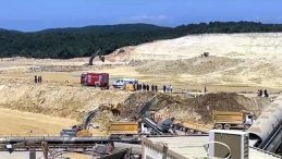 Çatalca'da Kum Ocağında Göçük: İş Makinesi ve Operatör Atık Su Biriken Alana Gömüldü