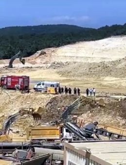 Çatalca'da Kum Ocağında Göçük: İş Makinesi ve Operatör Atık Su Biriken Alana Gömüldü