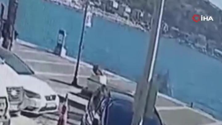 Çeşme'de Motosiklet Denize Düştü