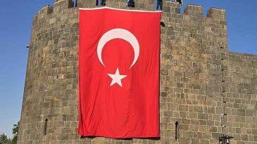Cumhurbaşkanı Erdoğan'ın 'bayrak' &ccedil;ağrısına Diyarbakır ve Şırnak'ta duyulan ilgi