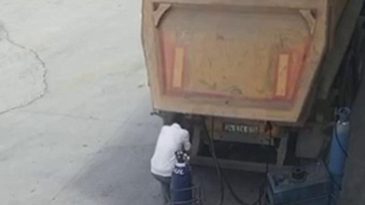 Damper Kapağı Felaketi: İş&ccedil;i Hayatını Kaybetti, O Anlar Kamerada