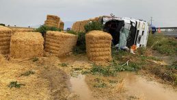 Denizli'de Korkunç Kaza! Saman Yüklü TIR Devirdi: Sürücü Hayatını Kaybetti, Ailesi Yaralandı