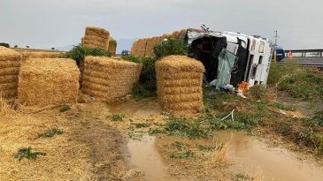 Denizli'de Korkun&ccedil; Kaza! Saman Y&uuml;kl&uuml; TIR Devirdi: S&uuml;r&uuml;c&uuml; Hayatını Kaybetti, Ailesi Yaralandı