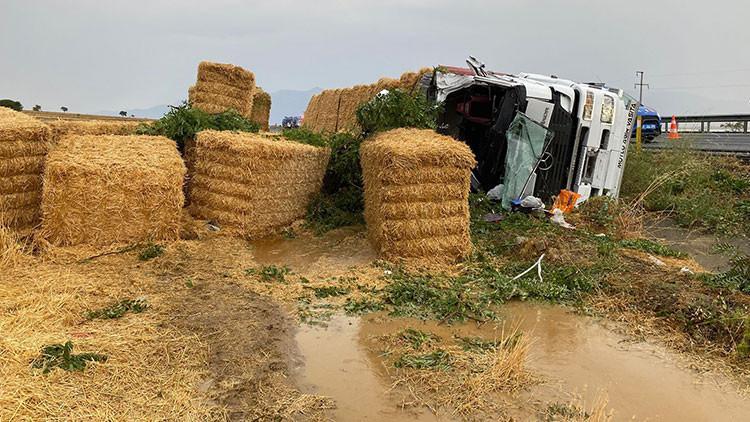 Denizli'de Korkunç Kaza! Saman Yüklü TIR Devirdi: Sürücü Hayatını Kaybetti, Ailesi Yaralandı