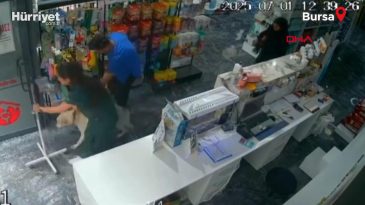 Deprem sırasında serum takılı k&ouml;peğin yanına koştu; o anlar kamerada