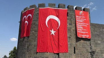 Diyarbakır'da 'Ter&ouml;rs&uuml;z T&uuml;rkiye'ye destek: MHP ve T&uuml;rk bayrakları asıldı