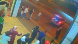 Düğün Günü Kabusa Döndü! Araba Aniden Hareket Etti, Metro Hattı Duvarına Çarptı: Akılalmaz Kaza Kamerada