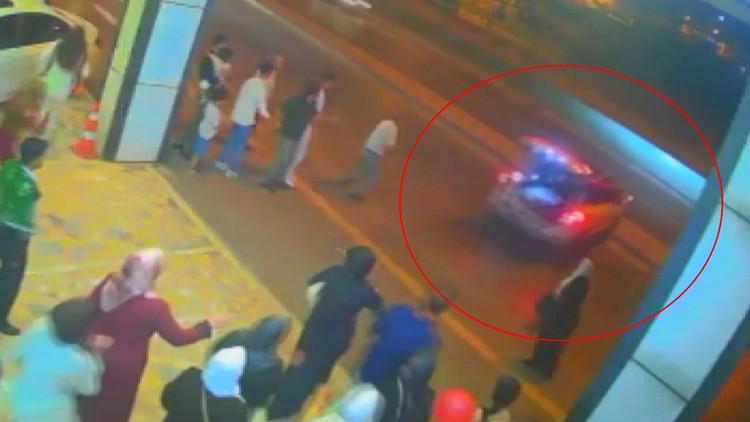 Düğün Günü Kabusa Döndü! Araba Aniden Hareket Etti, Metro Hattı Duvarına Çarptı: Akılalmaz Kaza Kamerada