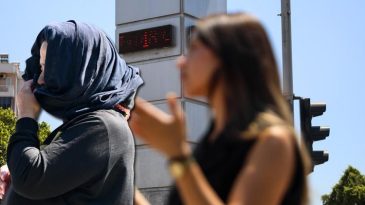 D&uuml;n rekor kırıldı, bug&uuml;n termometreler 48 dereceyi buldu! | Bir şehir kavruluyor, sahiller ıssızlaştı