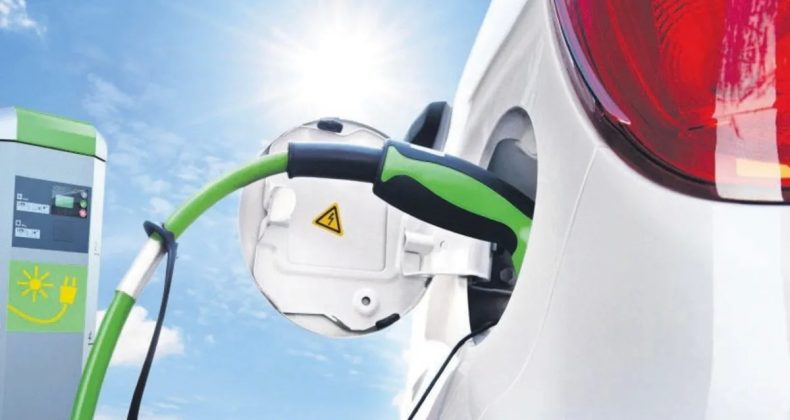 Elektrikli Oto 200 Bine Koşuyor