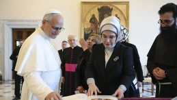 Emine Erdoğan'a Yönelik Sosyal Medyada Alçak Kampanya! Vatikan Temaslarını Hazmedemediler