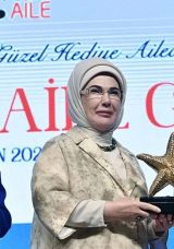 Emine Erdoğan'dan Esra Masatlı'ya Plaket