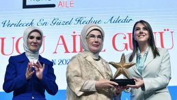 Emine Erdoğan'dan Esra Masatlı'ya Plaket