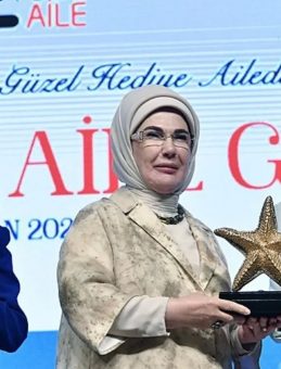 Emine Erdoğan'dan Esra Masatlı'ya Plaket