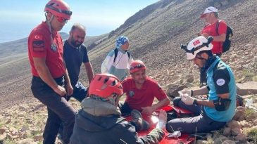 Erciyes Dağı'nda 2 kişi mahsur kaldı, 7 saatlik &ccedil;alışma sonucunda kurtarıldı