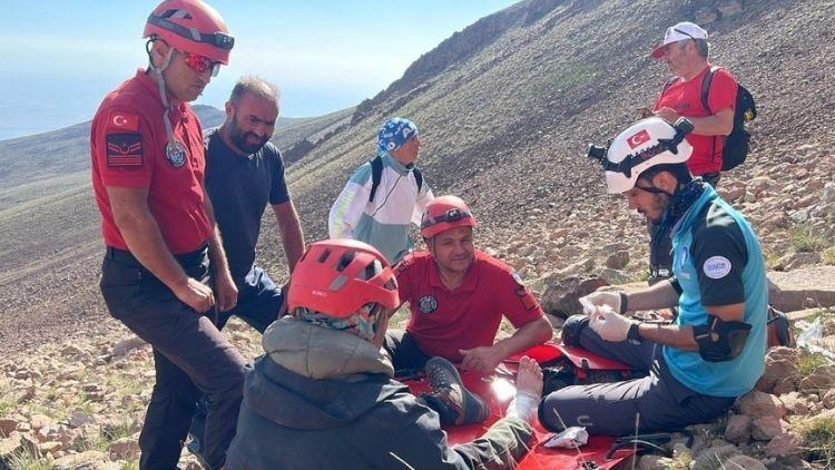 Erciyes Dağı'nda 2 kişi mahsur kaldı, 7 saatlik çalışma sonucunda kurtarıldı