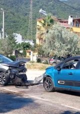 Erdek&rsquo;te İki Ara&ccedil; Kafa Kafaya &Ccedil;arpıştı: 5 Yaralı