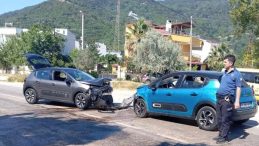Erdek’te İki Araç Kafa Kafaya Çarpıştı: 5 Yaralı