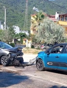 Erdek’te İki Araç Kafa Kafaya Çarpıştı: 5 Yaralı