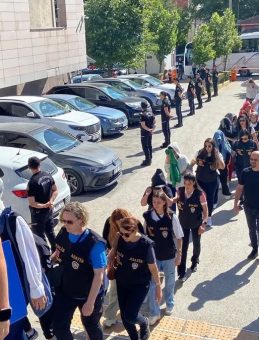 Eskişehir'de Masaj Salonuna Fuhuş Operasyonu: 18 Kadın Gözaltında